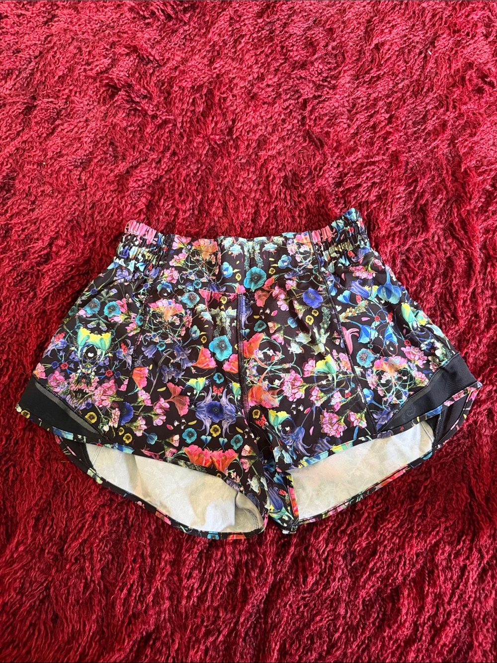 Lululemon Hotty Hot Shorts High-Rise Lined
2.5" Floral scope Black Floral
